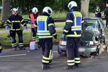 Mann kracht mit VW gegen Baum und wird im Wrack eingeklemmt