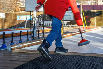 Dresden: Eisstockschießen im "Elbegarten": Trendsport sorgt für Spaß und Bewegung