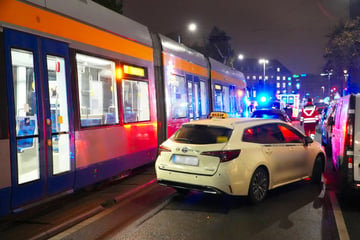 Crash am Hauptbahnhof: Straßenbahn rammt Taxi