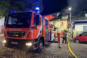 Berlin: Feuerwehr im Großeinsatz: Werkstattbrand greift auf Wohnhaus über