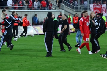 Polizei zieht nach irrem Regionalliga-Platzsturm alle Register: Wer kennt diese HFC-Fans?