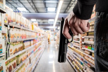 Mitarbeiter mit Waffe bedroht und Supermarkt ausgeraubt, doch dann nimmt der Fall unerwartete Wendung