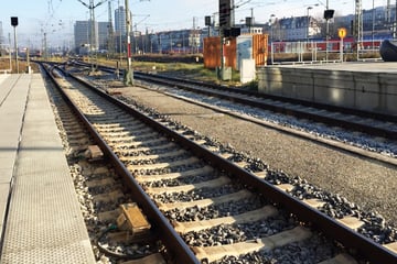 München: Heftige Szenen am Ostbahnhof: Frau bespuckt Polizei und beißt Beamtin blutig!