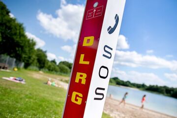 Sie machte noch auf sich aufmerksam: 75-Jährige stirbt in Badesee trotz Schwimmhilfe
