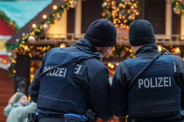 Bratwurst-Angriff auf dem Weihnachtsmarkt: 33-Jähriger rastet aus und schlägt Besucher
