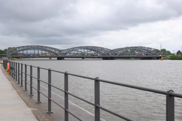 Vorübergehende Sperrung: Schiff rammt Freihafenelbbrücke