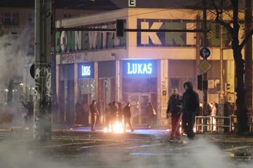 Leipzig: Am Connewitzer Kreuz: Böller landet in Menschengruppe, 20-Jähriger erblindet auf einem Auge