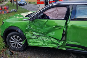Überholmanöver missglückt: Motorrad kracht in Opel, Fahrer schwer verletzt