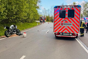 Biker kracht frontal in Gegenverkehr: Zwei Menschen auf B185 verletzt