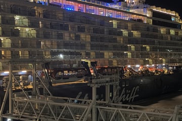 Schock im Hafen! Kreuzfahrtschiff "Mein Schiff 3" kracht gegen Containerschiff