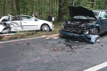 Unfall in der Dresdner Heide: Renault landet im Straßengraben