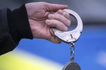 Frau bricht Kaugummi-Automat auf und landet im Knast