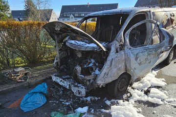 Chemnitz: Chemnitz: Kleintransporter in Flammen aufgegangen