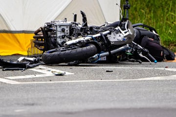 Motorrad kracht gegen Mercedes: Biker (†61) stirbt noch an der Unfallstelle