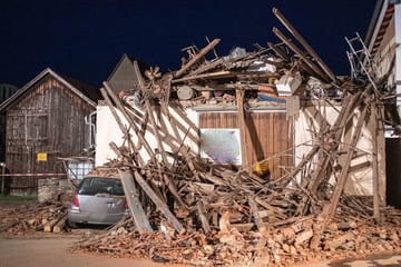 Statik versagt in brütender Sommerhitze: Scheune an Wohnhaus eingestürzt