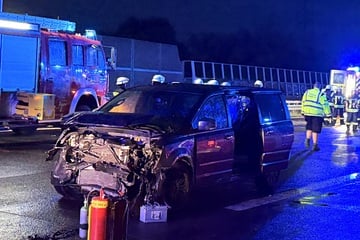 Unfall A: BMW schleudert über regennasse A10 in Lancia und Leitplanke