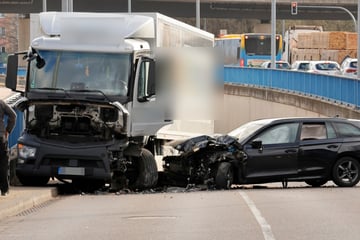 Vollsperrung nach heftigem Unfall in Chemnitz: Škoda knallt mit Lkw zusammen