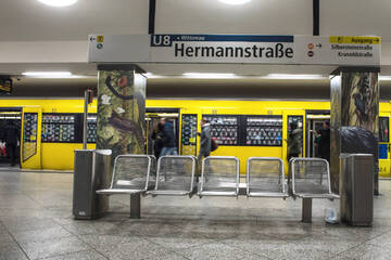 Jugendgang tritt Mann die Treppe hinunter und filmt alles