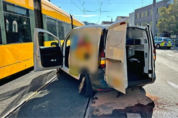 Noch ein DVB-Unfall: Caddy kracht in Straßenbahn - Autofahrerin verletzt!