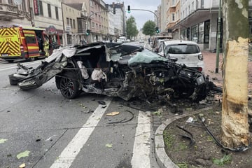 Motorblock bei Unfall aus Auto gerissen, Beifahrerseite komplett durchtrennt