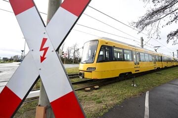 Kreuzungscrash in Stuttgart: 20.000 Euro Schaden an Mercedes und Stadtbahn