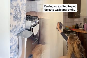 Frau freut sich über neue Tapete: Bei näherem Hinsehen bereut sie den Kauf sofort