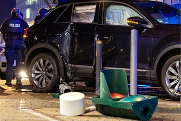 Auto kracht gegen Ampel: Fünf Verletzte in Frankfurt