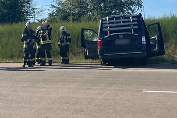 Unfall A4: Stau auf A4 bei Chemnitz: VW-Transporter kracht in Straßengraben