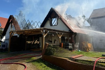 Carport steht in Flammen: Brand greift auf weitere Gebäude über