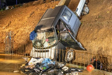 Heftiger Unfall im Erzgebirge: Transporter stürzt auf Baustelle, Fahrer schwer verletzt