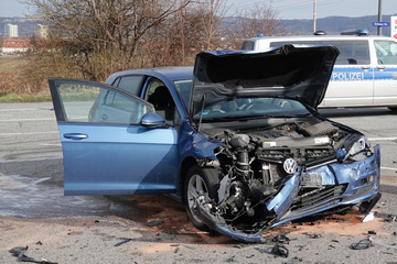 Kreuzungs-Crash in Lockwitz: Skoda und VW stoßen zusammen