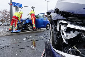 Suzuki und VW krachen zusammen: Zwei Personen verletzt, hoher Schaden