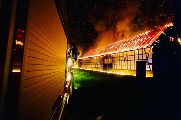 Lagerhalle in Vollbrand: Mehr als eine Million Euro Schaden