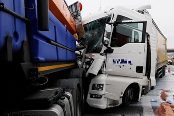 Unfall A94: Lastwagen kracht in Fahrzeug der Autobahnmeisterei: Fahrer verletzt, Schaden immens