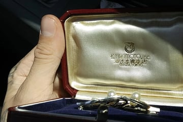 Mann öffnet Schatulle in Antiquitäten-Laden: Was er darin findet, raubt ihm den Atem