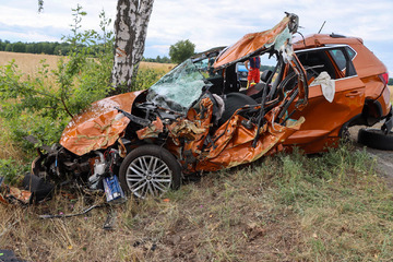 Tödlicher Unfall auf der B96: Seat-Fahrerin prallt gegen Baum und stirbt!