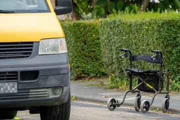 Dramatischer Unfall: Auto überfährt ältere Dame