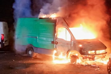 Hamburg: Transporter steht lichterloh in Flammen! War es Brandstiftung?