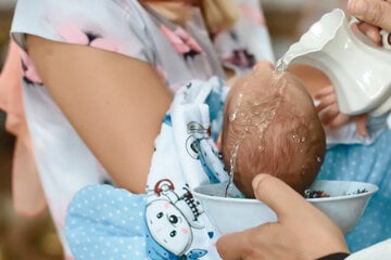 Immer weniger Taufen: So reagieren die Kirchen
