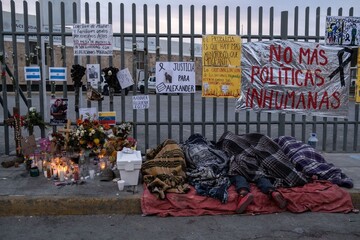 Officials at Ciudad Juárez migrant detention center served with arrest warrants after tragic fire