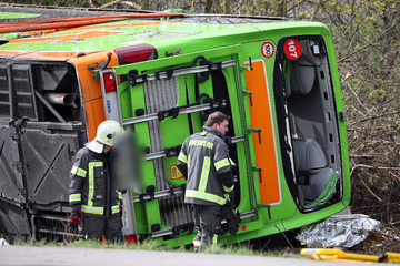 Unfall A9: Flixbus reißt vier Menschen in den Tod: Jetzt wird gegen den Fahrer (62) ermittelt!
