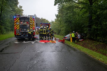 Unfall auf Blutstraße: BMW kracht gegen Baum, zwei Menschen schwer verletzt