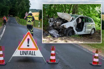 Schrecklicher Unfall in Mittelsachsen: VW-Fahrer kracht gegen Baum und stirbt