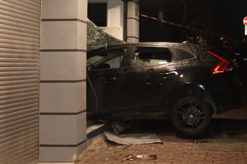 Brachialer Einbruch in Juweliergeschäft: Mit Volvo ins Schaufenster gerast