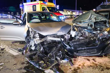 Heftiger Kreuzungscrash im Erzgebirge: Mehrere Verletzte