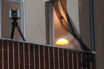 Mordkommission ermittelt: Frau von Balkon gestoßen?