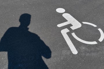 Streit um Behindertenparkplatz: Senior attackiert und schwer verletzt