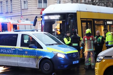 Radfahrer fährt in Prenzlauer Berg über Rot und wird von Tram erfasst