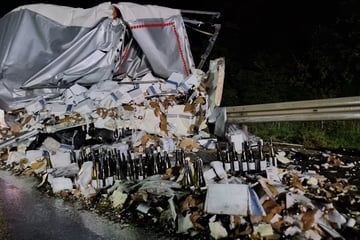 Unfall A3: Wein-Truck kippt um: Ladung fließt auf Autobahn!