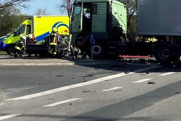 Tödlicher Frontal-Crash: Mann wird in BMW eingeklemmt und stirbt